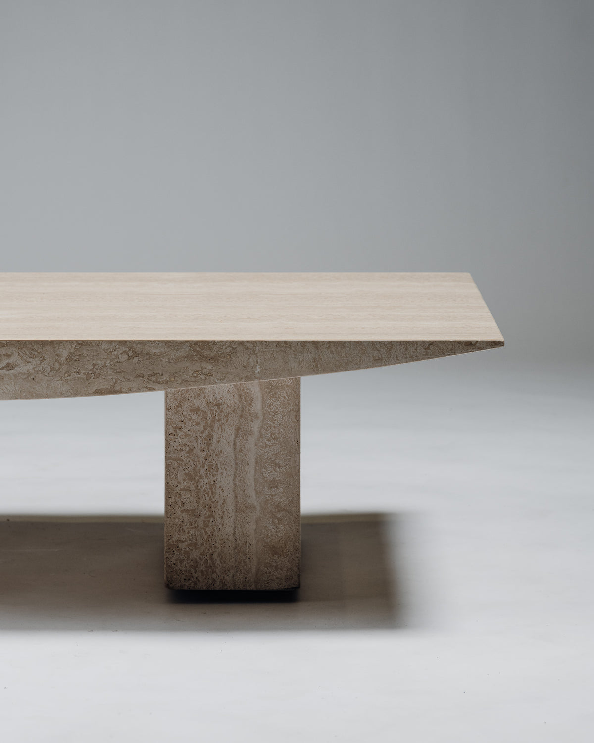 TABLE BASSE 'SUSHI' EN TRAVERTIN, GILLES DERAIN, 1980s