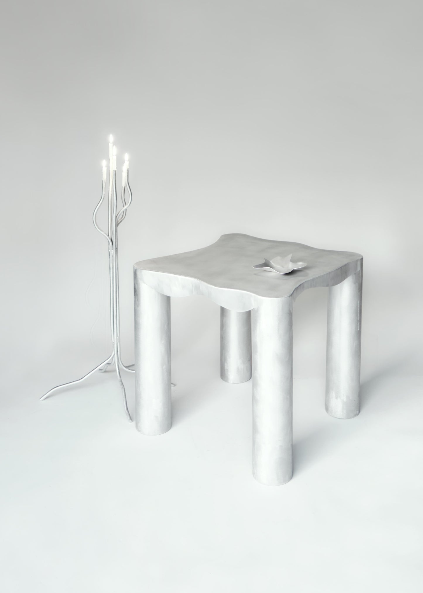 GRAND CANDÉLABRE EN ALUMINIUM