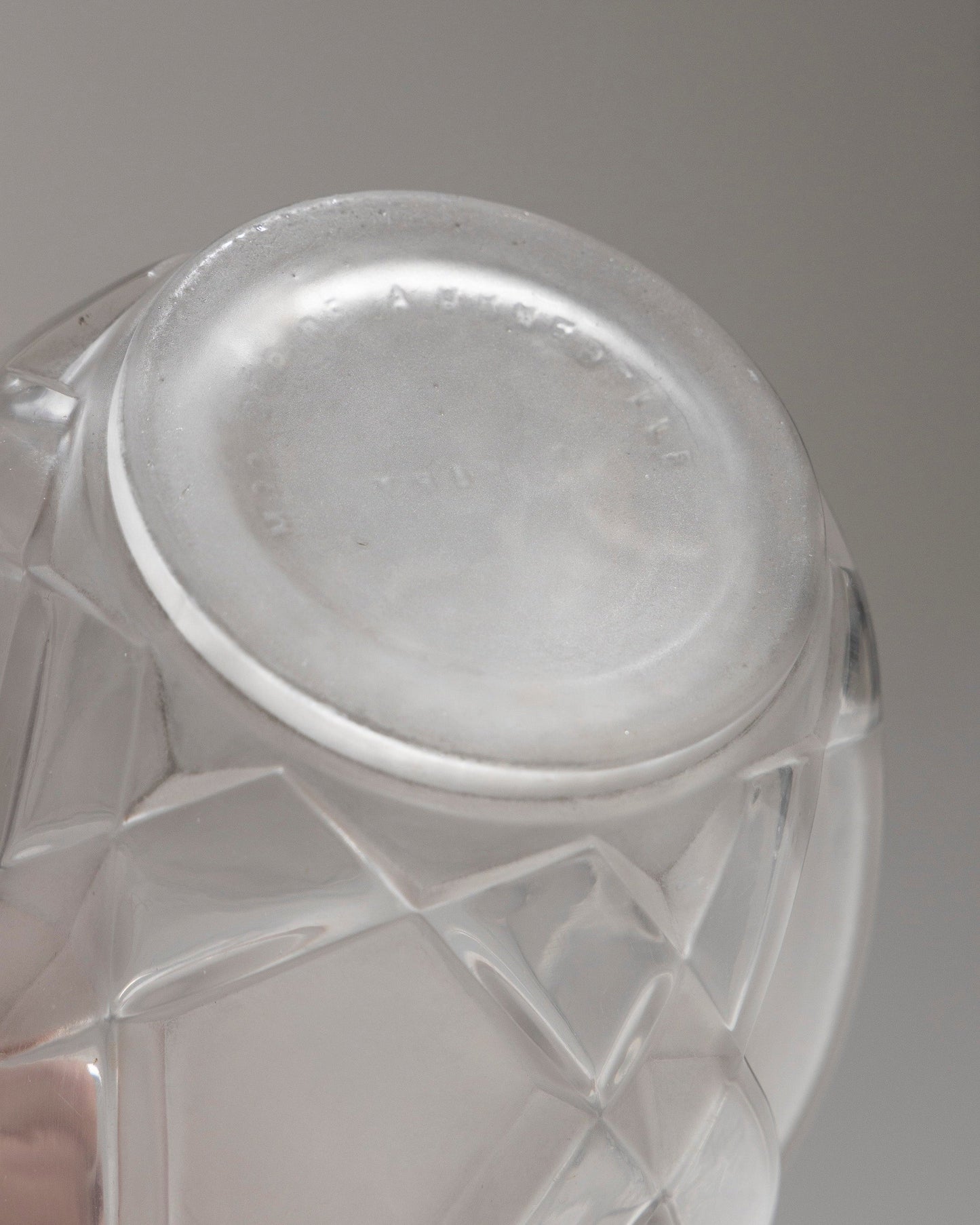 VASE GÉOMÉTRIQUE EN VERRE GIVRÉ, ANDRÉ HUNEBELLE, 1930s