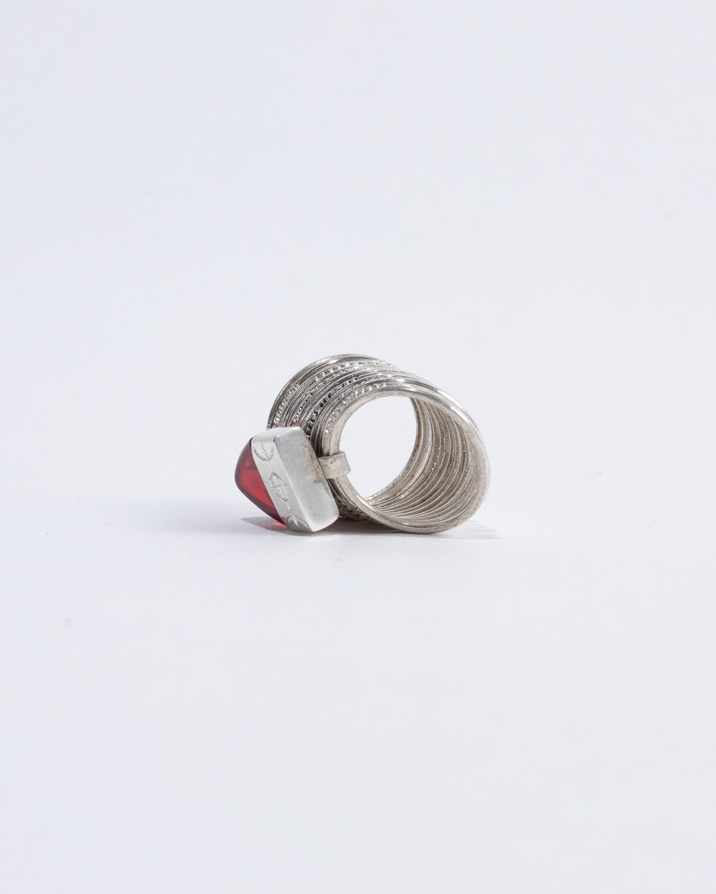 BAGUE "AKOR" EN ARGENT 925 ET CRISTAL ROUGE