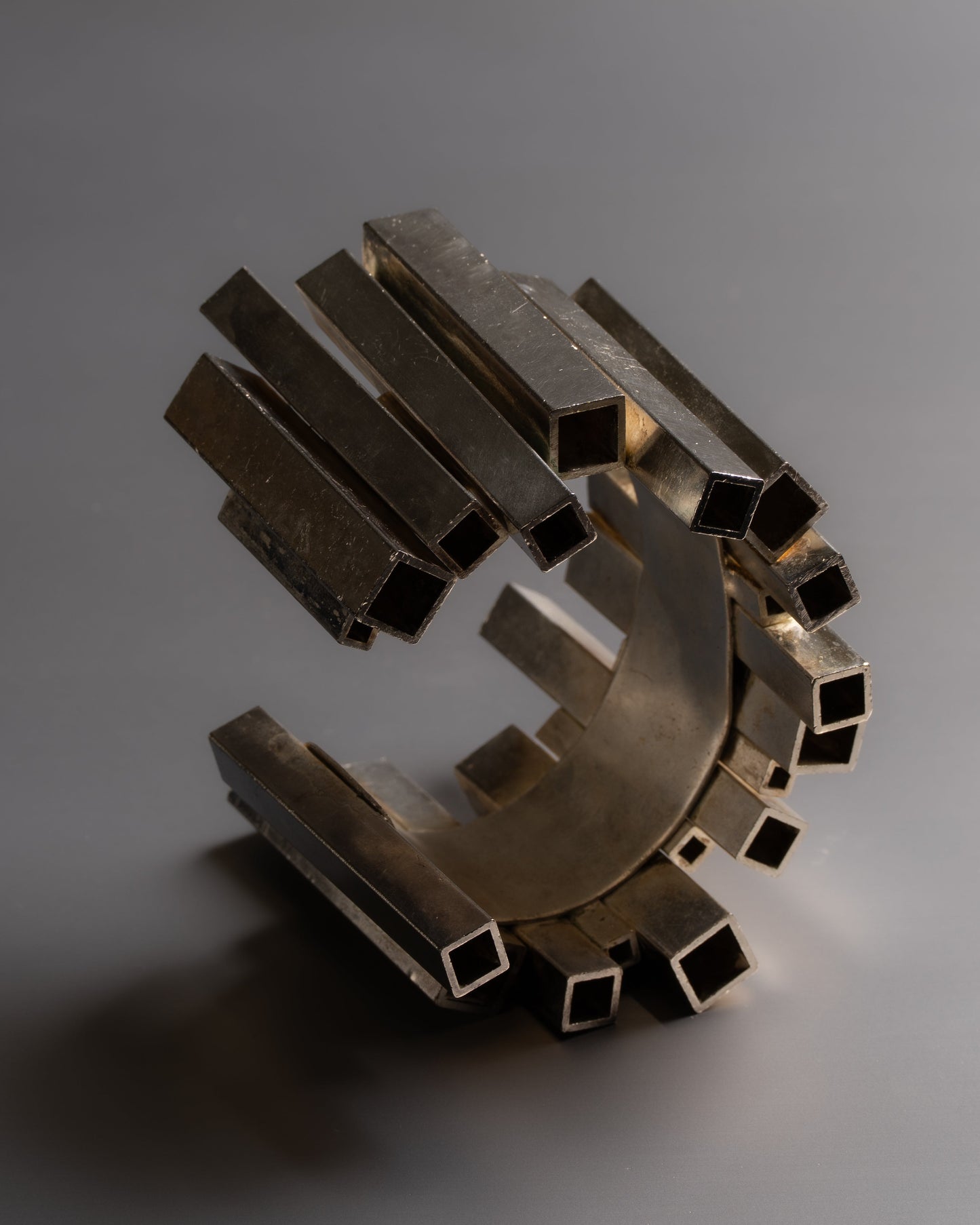 BRACELET MANCHETTE EN MÉTAL ARGENTÉ, 1980s