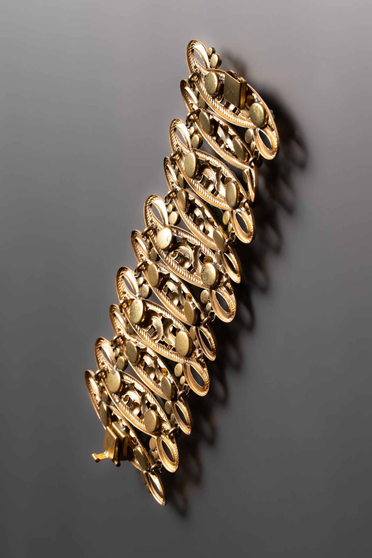 BRACELET EN MÉTAL DORÉ ET PIERRES