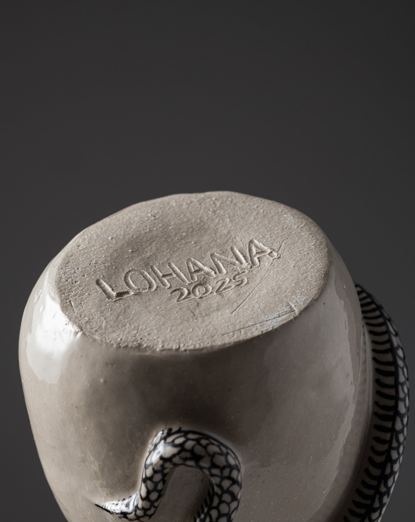 Cylindrical vase a white snake in white sandstone