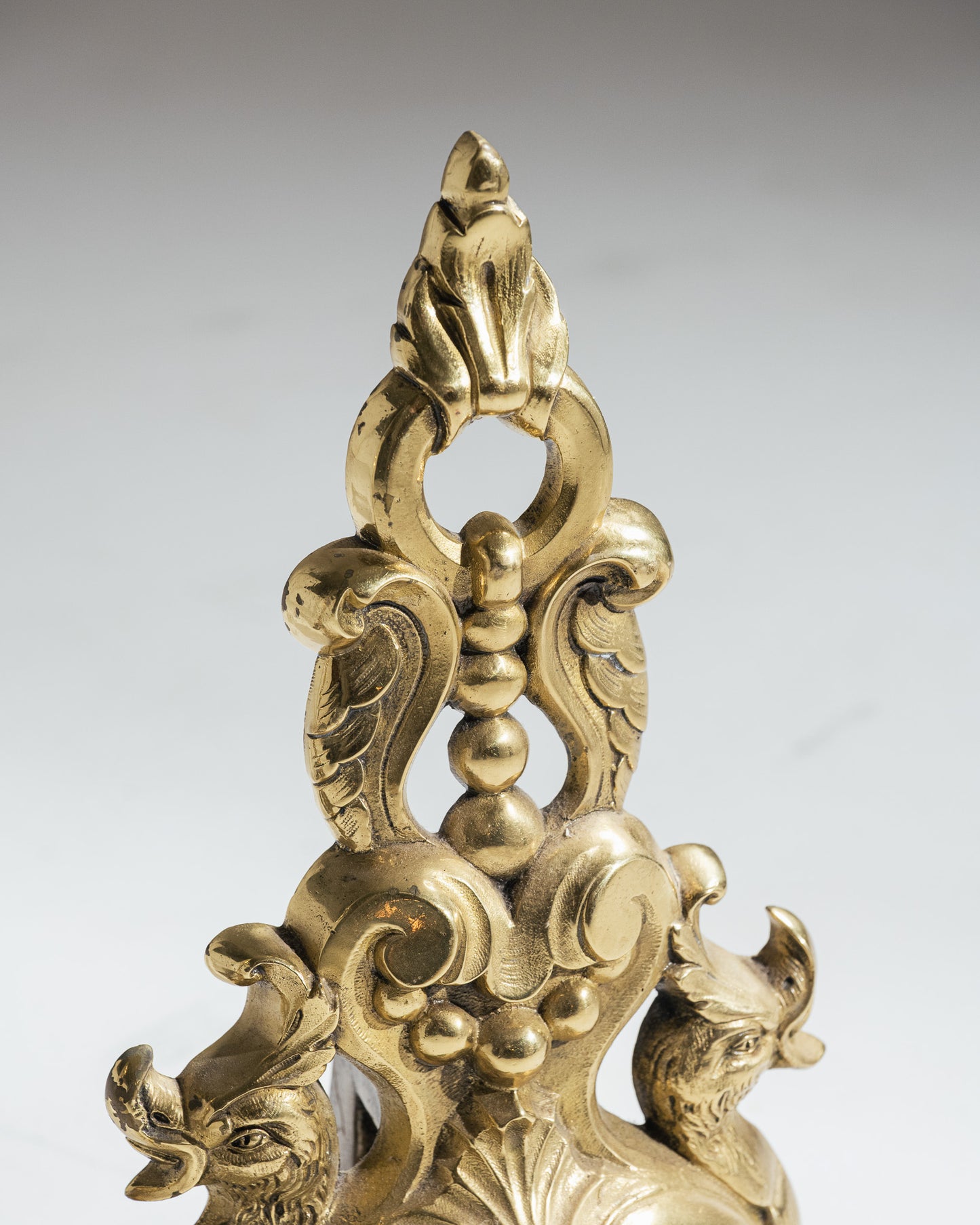 PAIRE DE CHENETS EN BRONZE ROCAILLE, 1920s