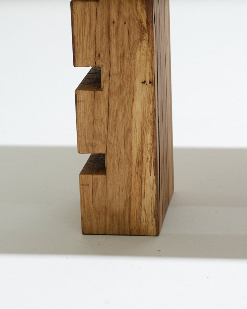 TABLE D'APPOINT EN CHÊNE SCULPTÉ