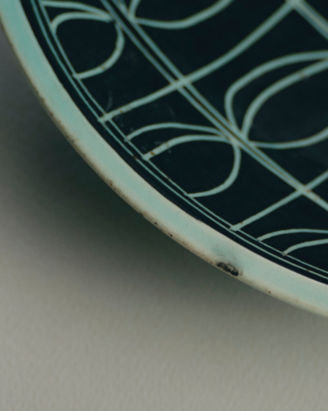 PLAT EN CÉRAMIQUE ÉMAILLÉE, JACQUES POUCHAIN, 1970s