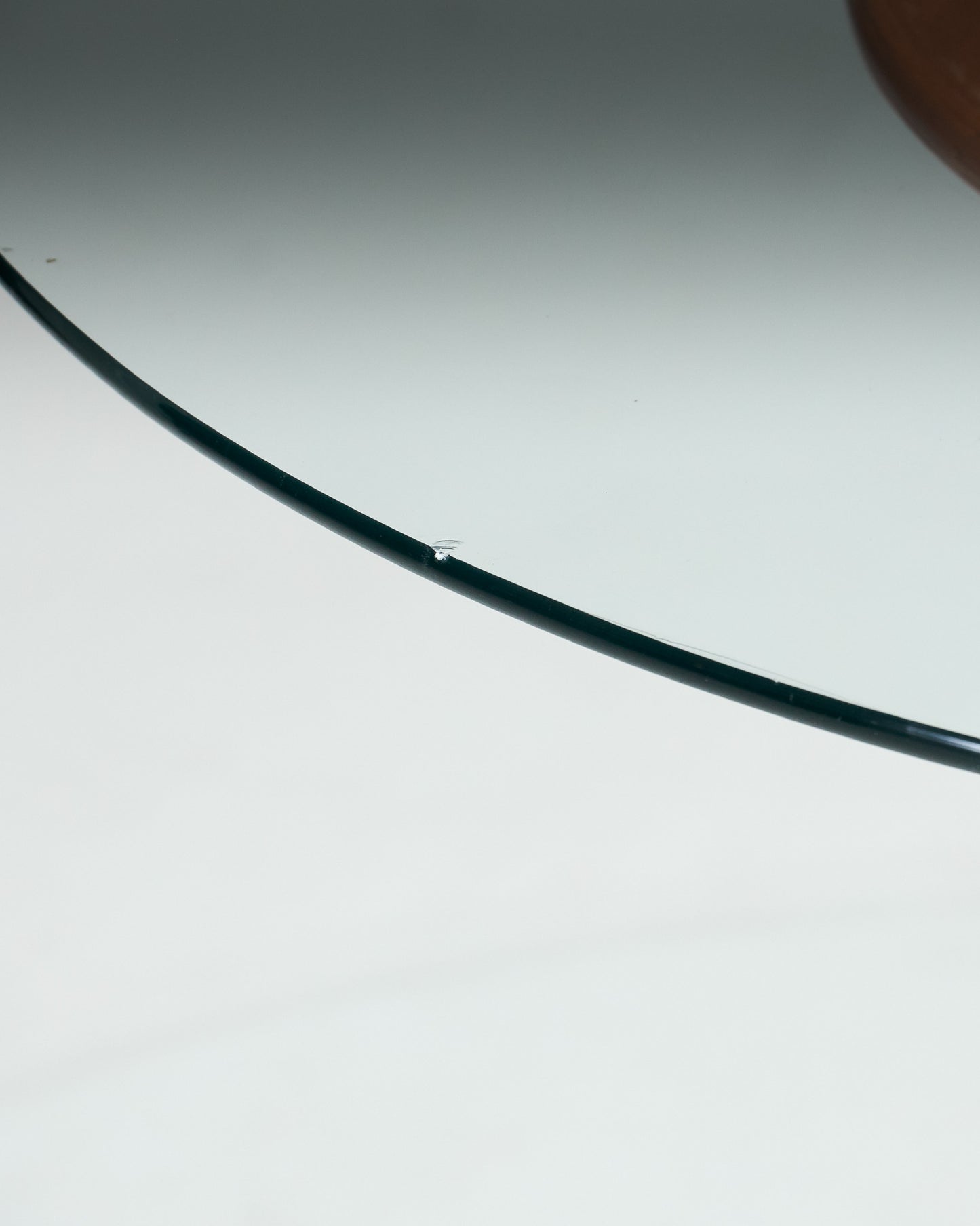 TABLE EN ROTIN ET VERRE