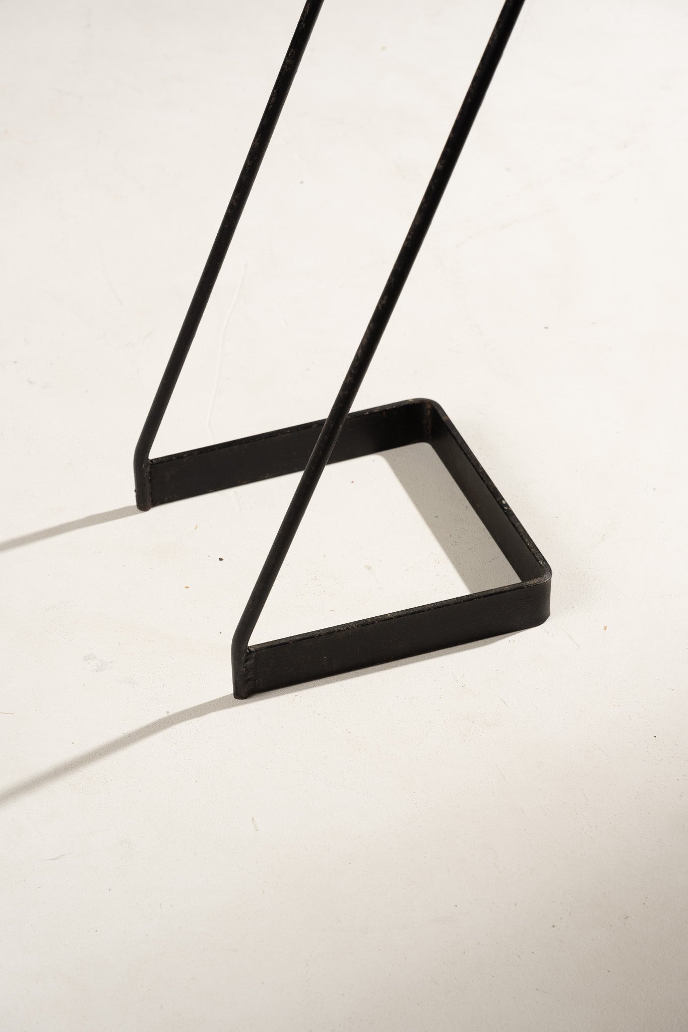 CENDRIER SUR PIED EN FER ET VERRE, 1960s