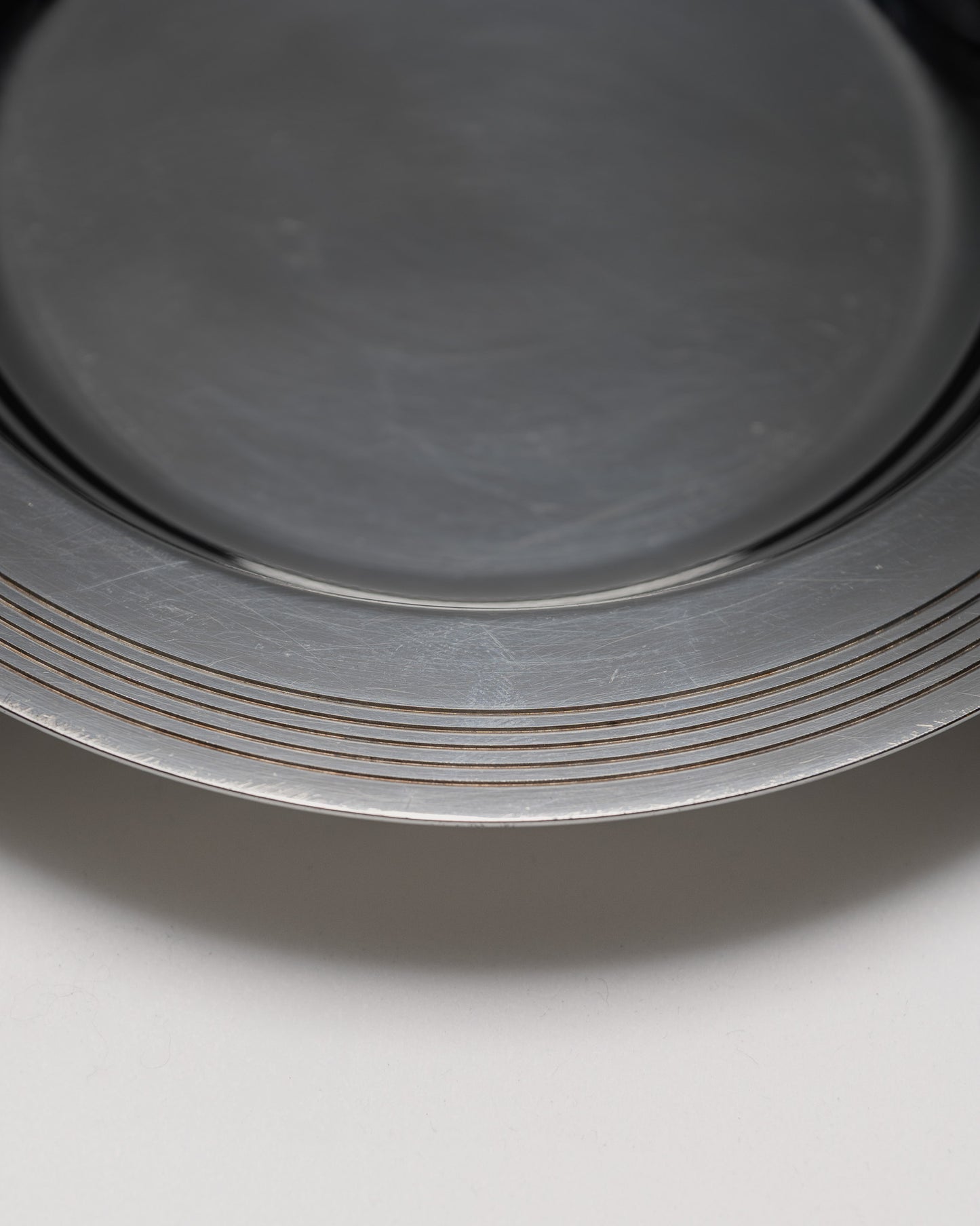 ASSIETTE À APÉRITIF EN MÉTAL ARGENTÉ, 1930s