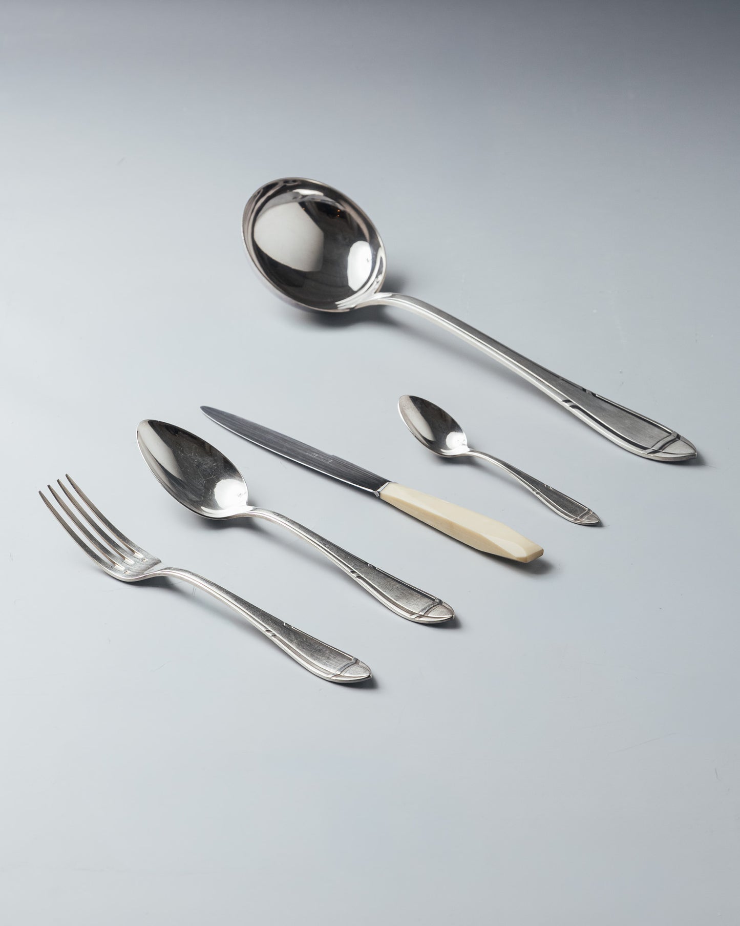 MÉNAGÈRE EN MÉTAL ARGENTÉ, INOX ET PORCELAINE, 1940s