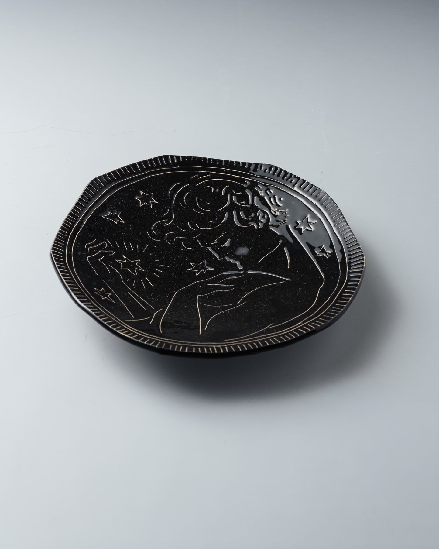 ASSIETTE NOIRE EN CÉRAMIQUE, ELDAROV.T