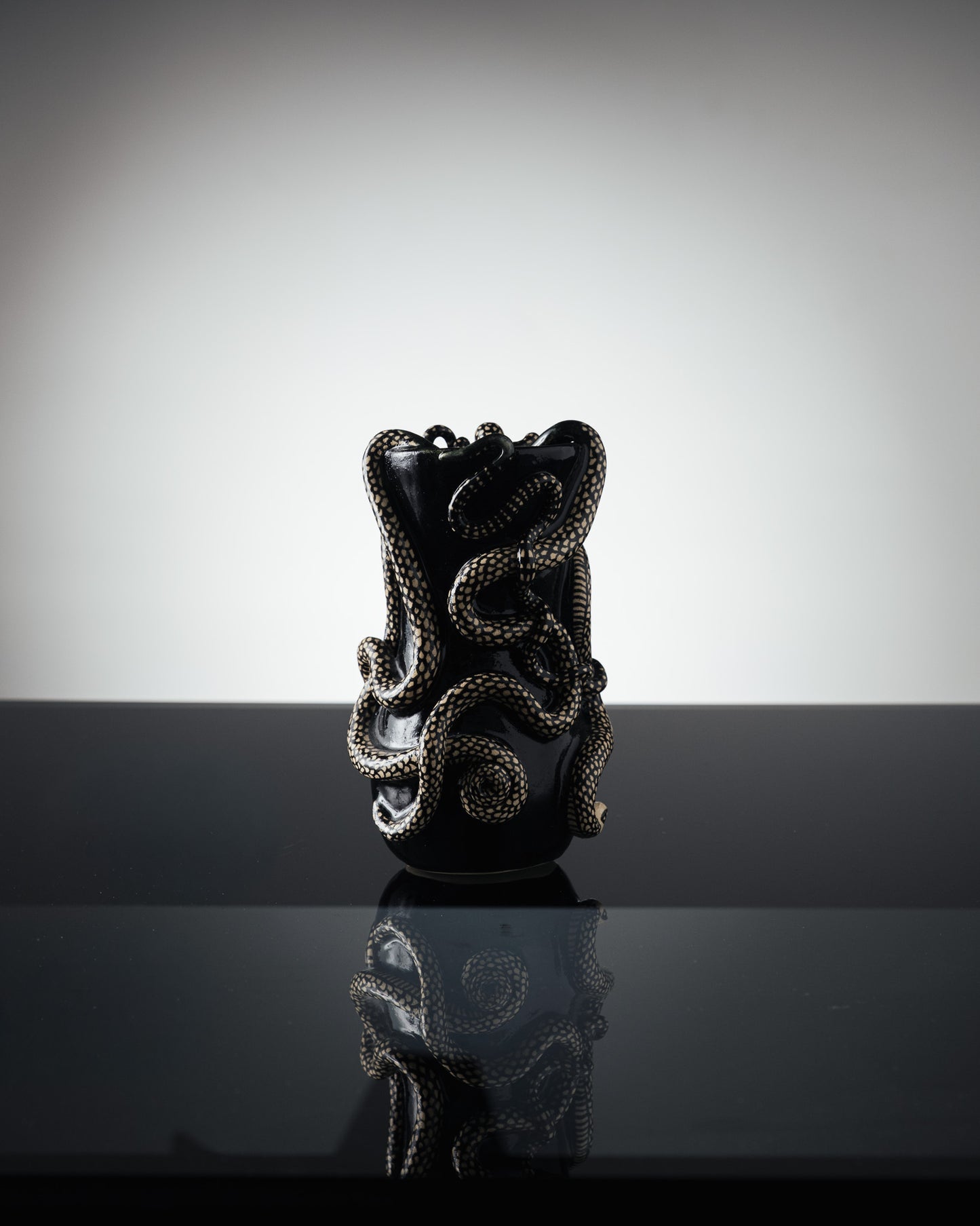 VASE NOIR 'THRIVING IN DARKNESS'