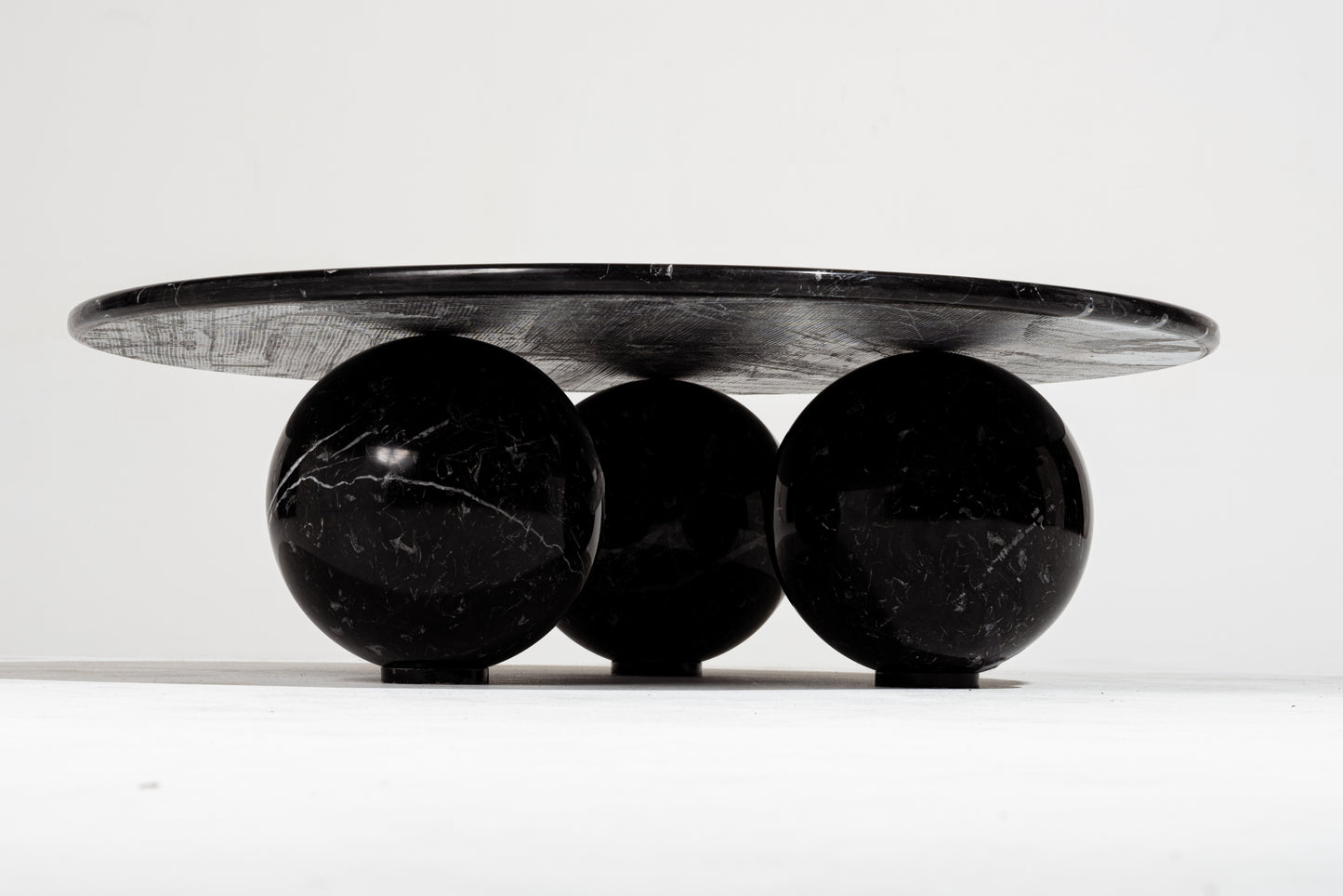 TABLE BASSE EN MARBRE NOIR PIEDS SPHÈRES