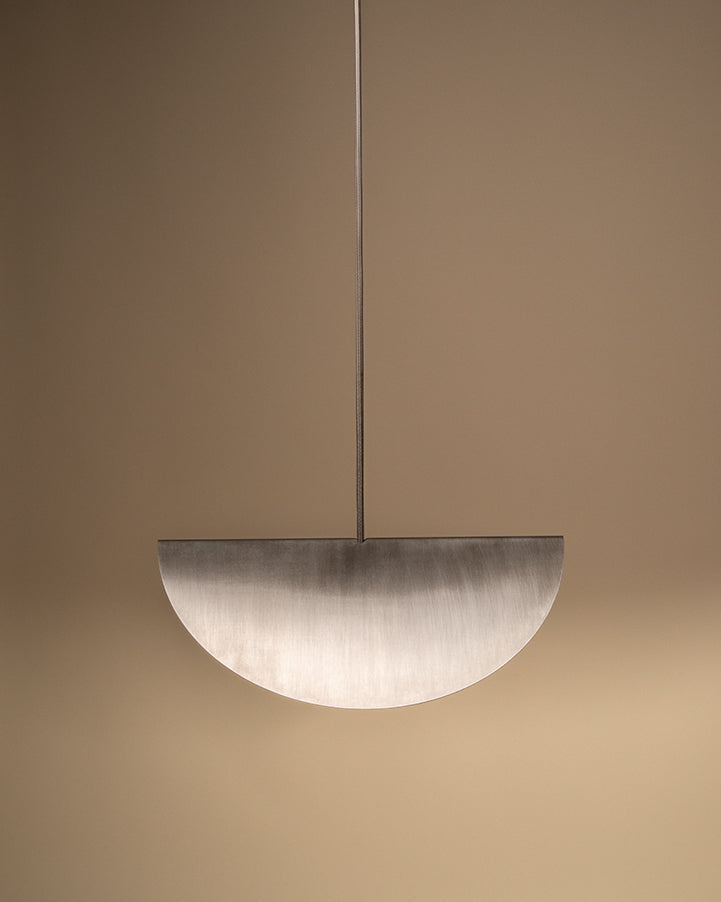 Suspension Georgiev Zabeta série "Deux cercles" composé de deux cercles et d'une ligne. Toutes les pièces sont en acier inoxydable fabriquées à la main avec une finition brossée.