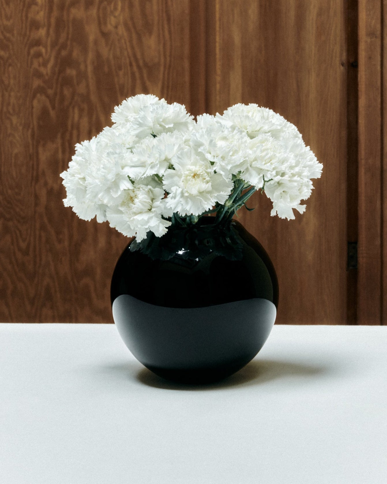 Shiny black Ball vase