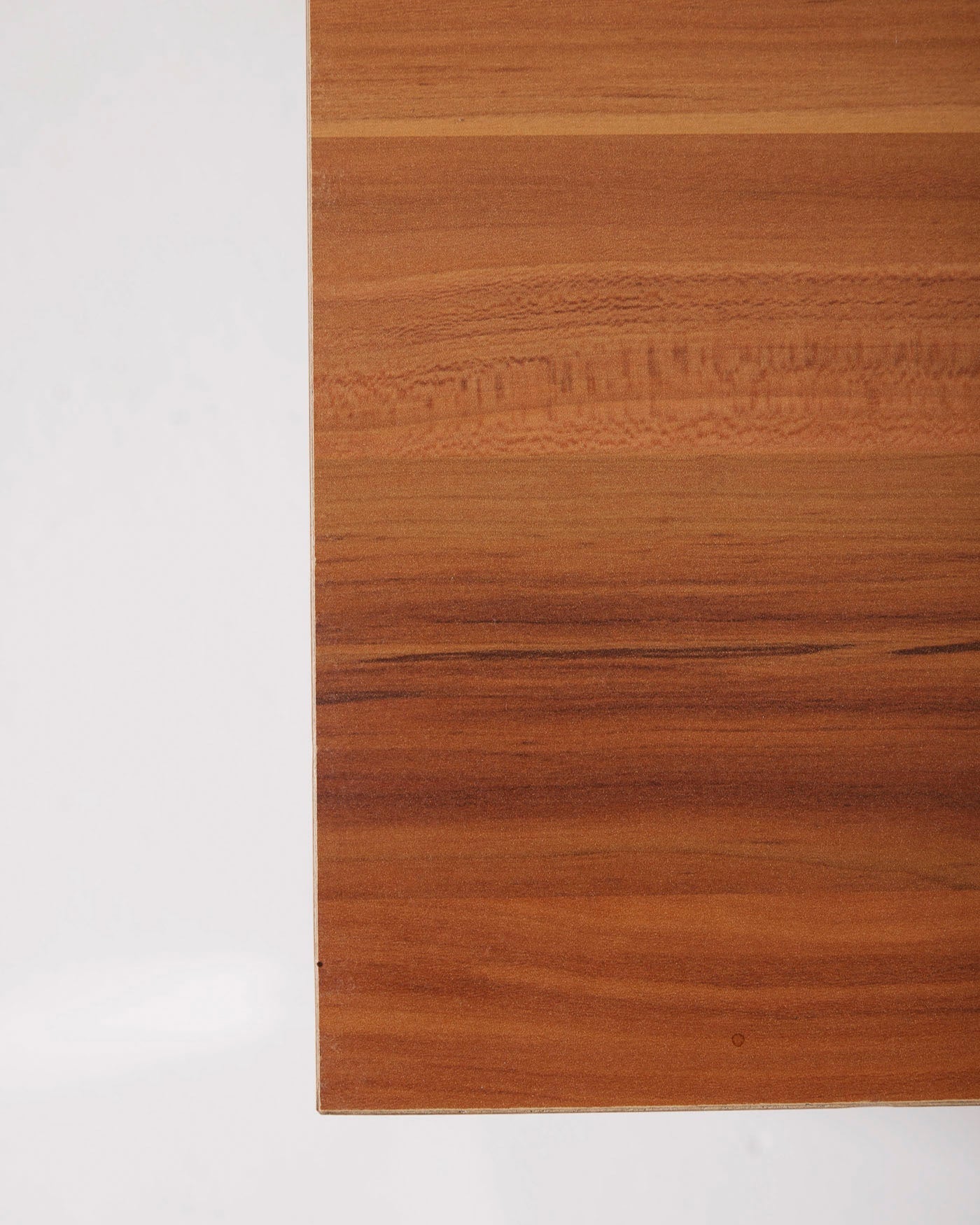 Table basse du designer Florence Knoll pour Knoll International, années 1950. Le plateau est en noyer. Le piètement est en acier chromé. Des légères traces d'usages sont à signaler.