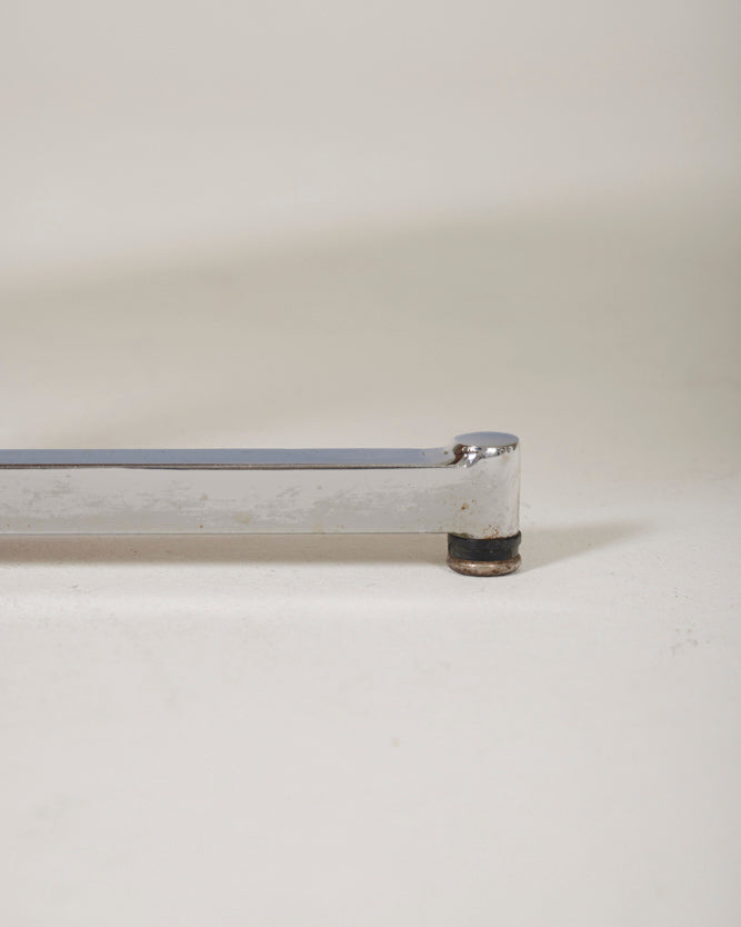 Table basse ou table d'appoint du designer Pierre Guariche (1926-1995), années 1970. Le plateau carré en bois sur un piétement en métal brossé. En très bon état.