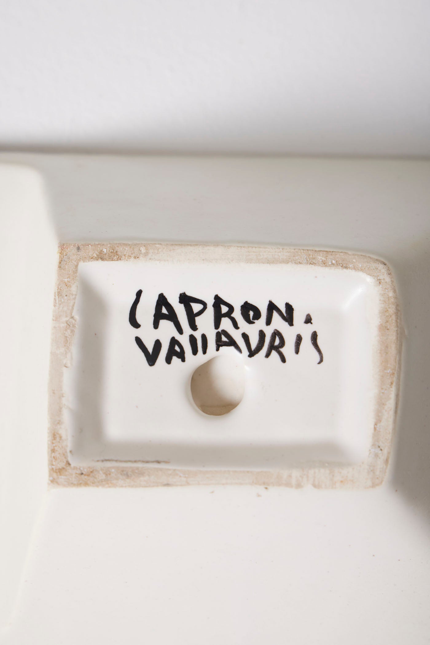 Vide poche ou coupe en faience stannifère à décor rayé polychrome dit pyjama du céramiste français Roger Capron (1922-2004), années 1950. Parfait état.