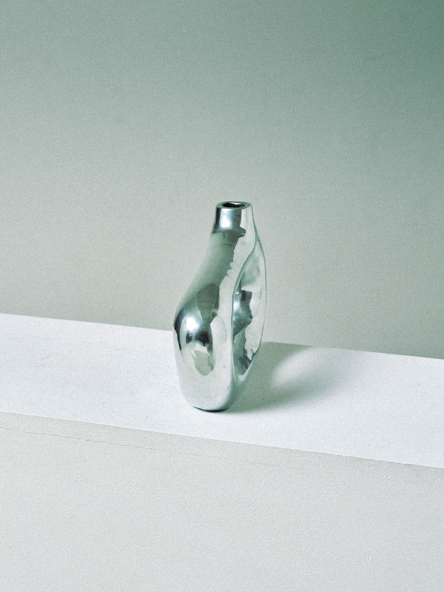 VASE MODERNISTE EN ALUMINIUM, 1980s