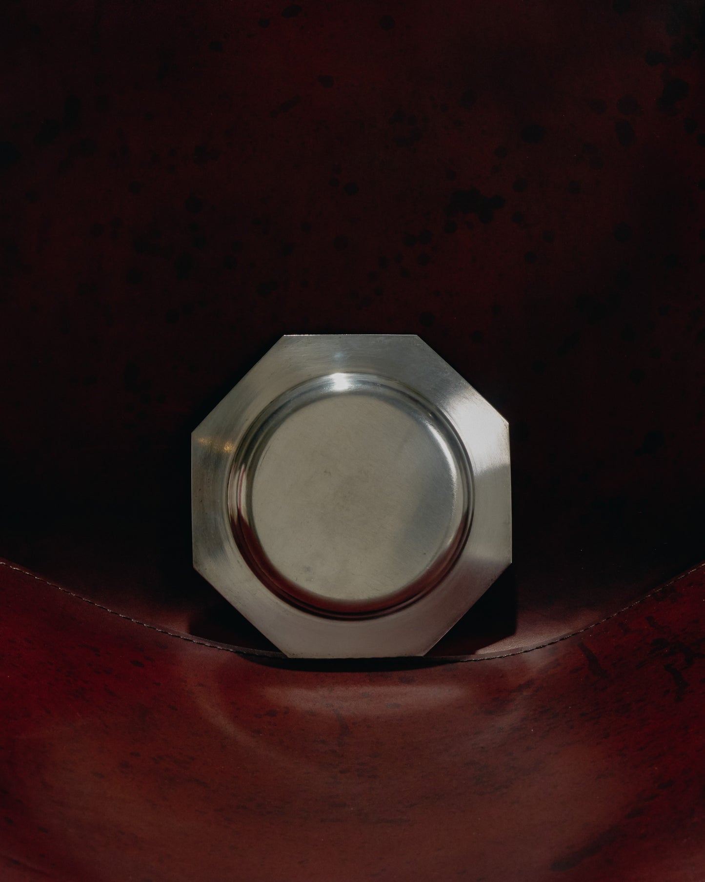 ASSIETTE À PÂTÉE EN MÉTAL ARGENTÉ PETIT CHIEN / CHAT, 1950s