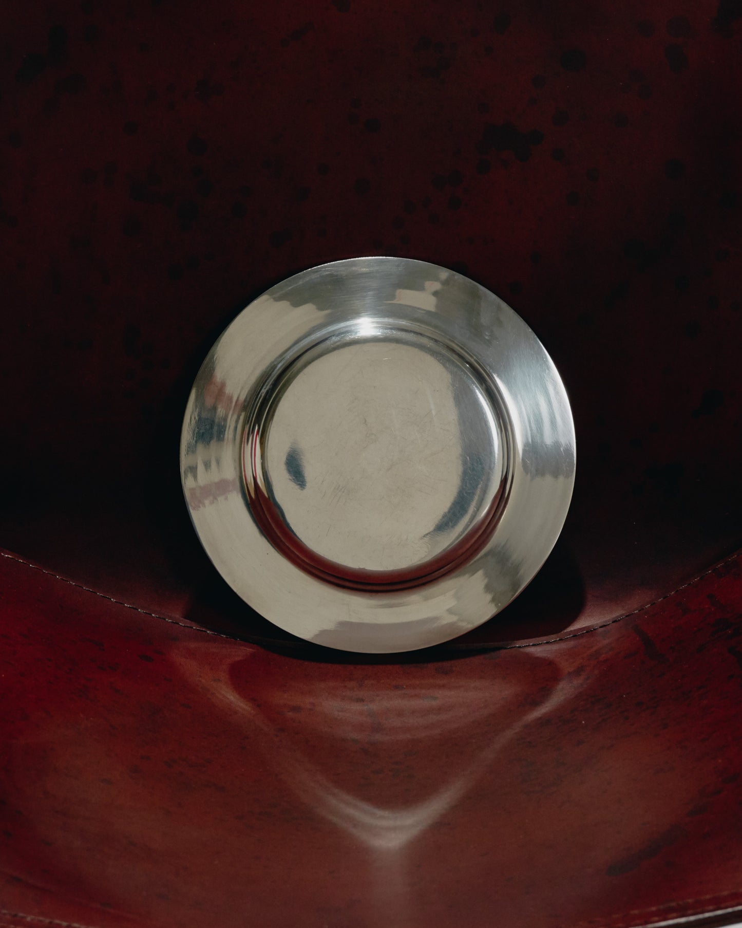 ASSIETTE À PÂTÉE EN MÉTAL ARGENTÉ PETIT CHIEN / CHAT, 1970s