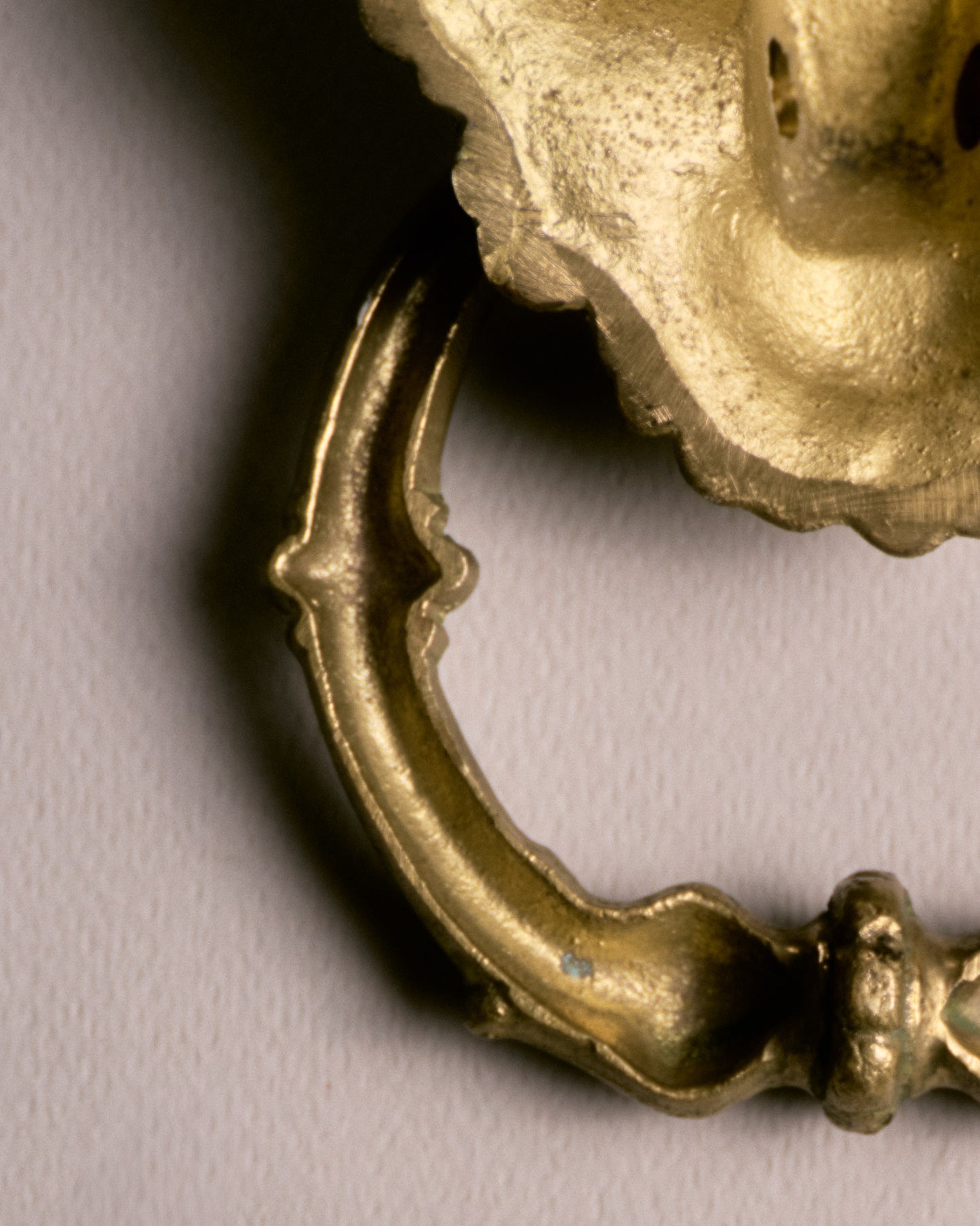 HEURTOIR DE PORTE LION, EN LAITON