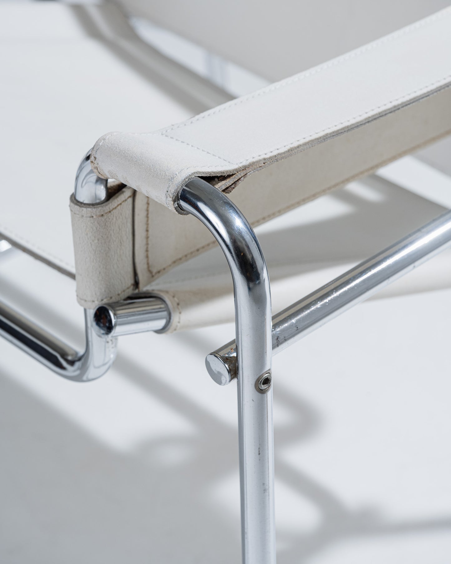 FAUTEUIL WASSILY EN CUIR BLANC, MARCEL BREUER