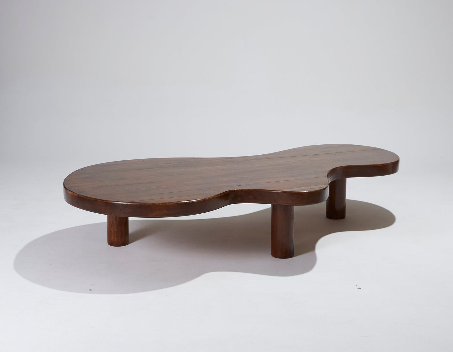 GRANDE TABLE BASSE EN CHÊNE DE FORME LIBRE