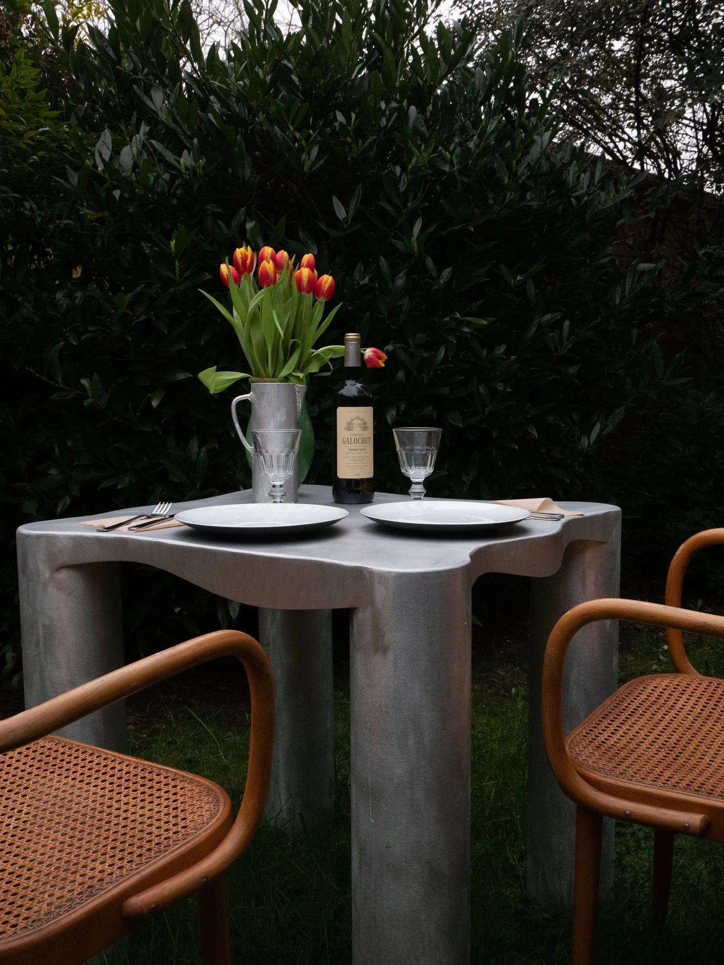 TABLE À MANGER EN ALUMINIUM