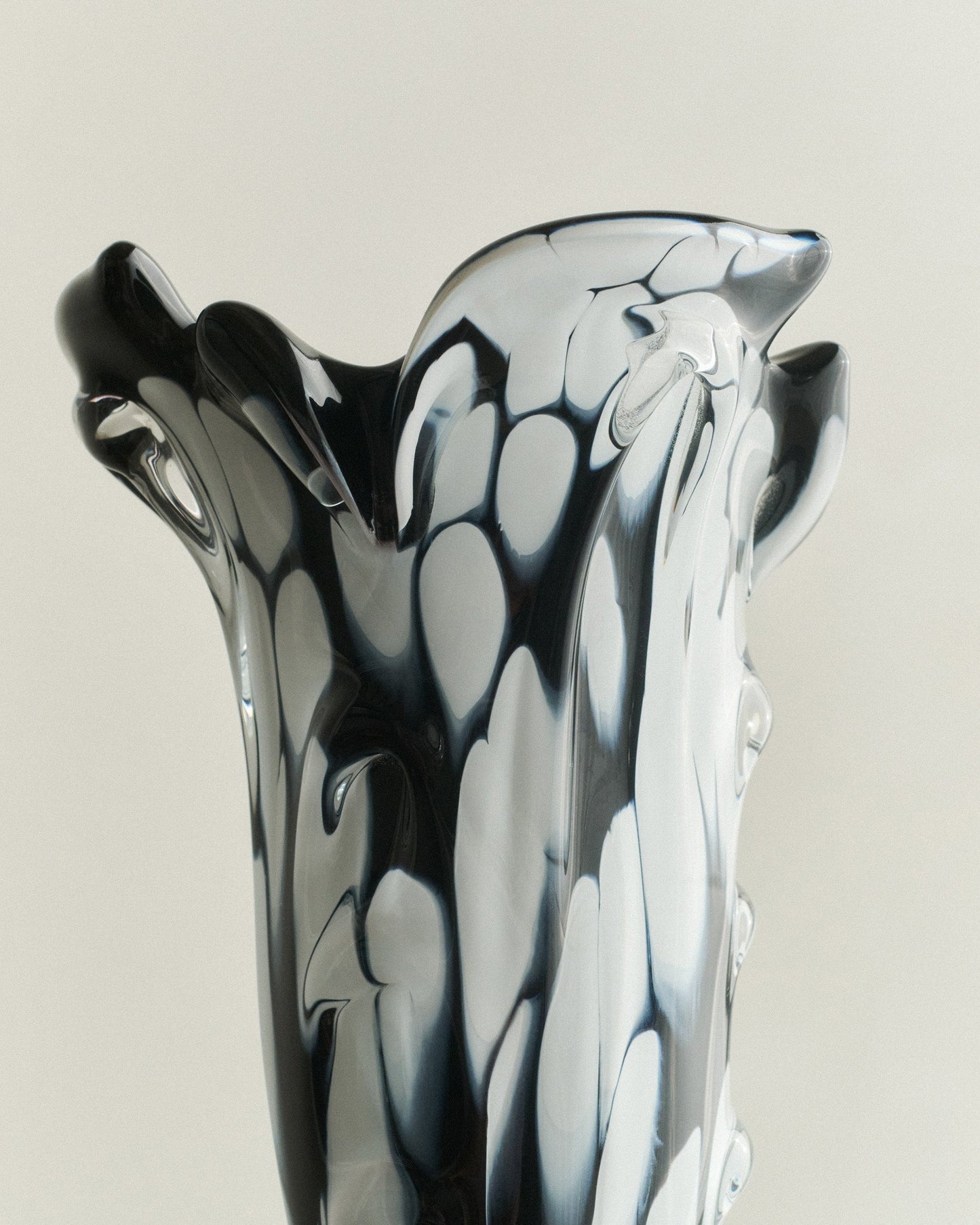 SR VINTAGE DRAPE GLASS VASE