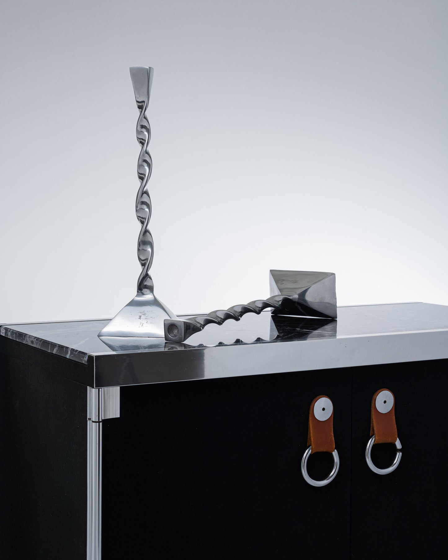 PAIRE DE BOUGEOIRS TORSADÉ EN MÉTAL, 1980s