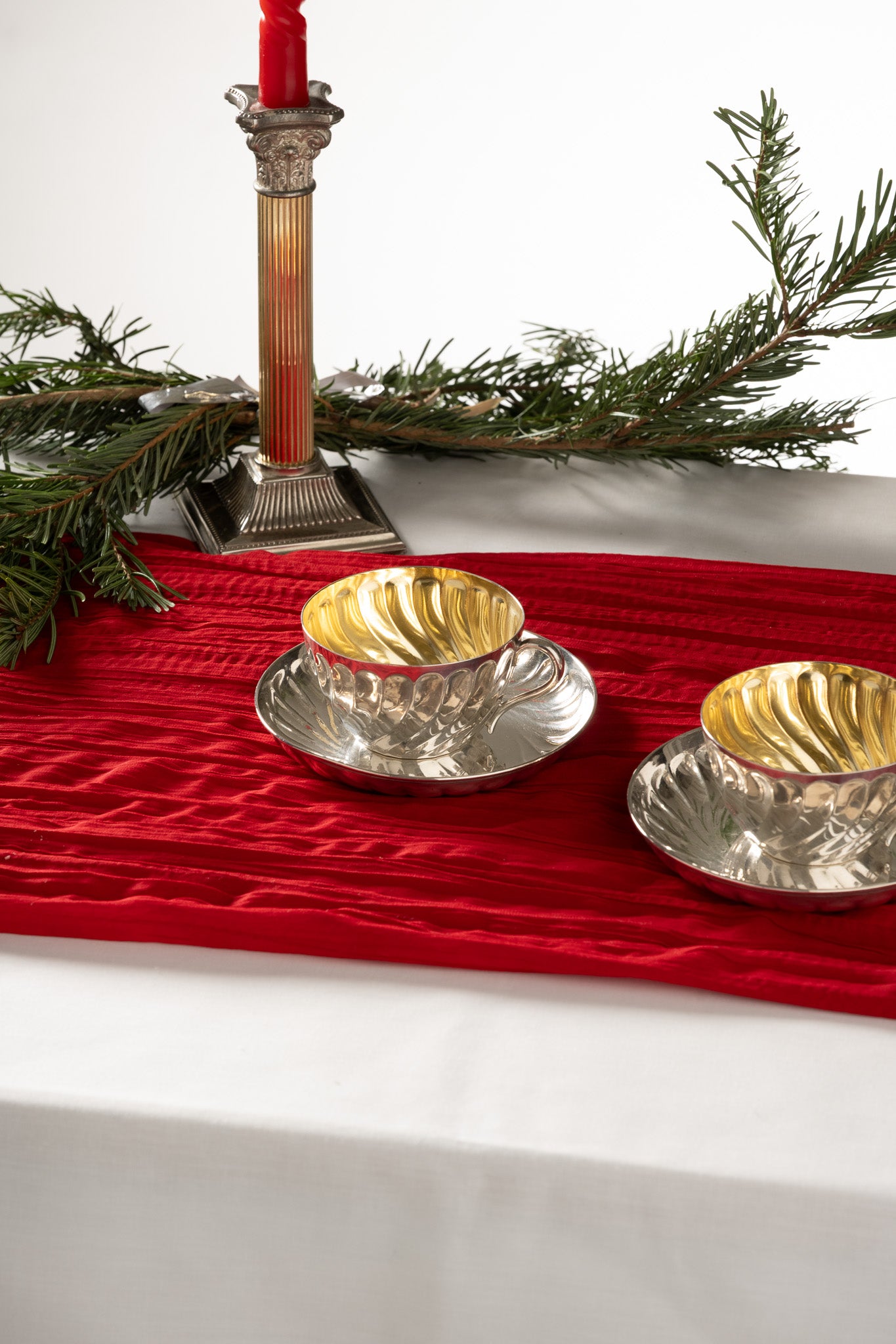 PAIRE DE TASSES ET SOUCOUPES EN MÉTAL ARGENTÉ, 1970s