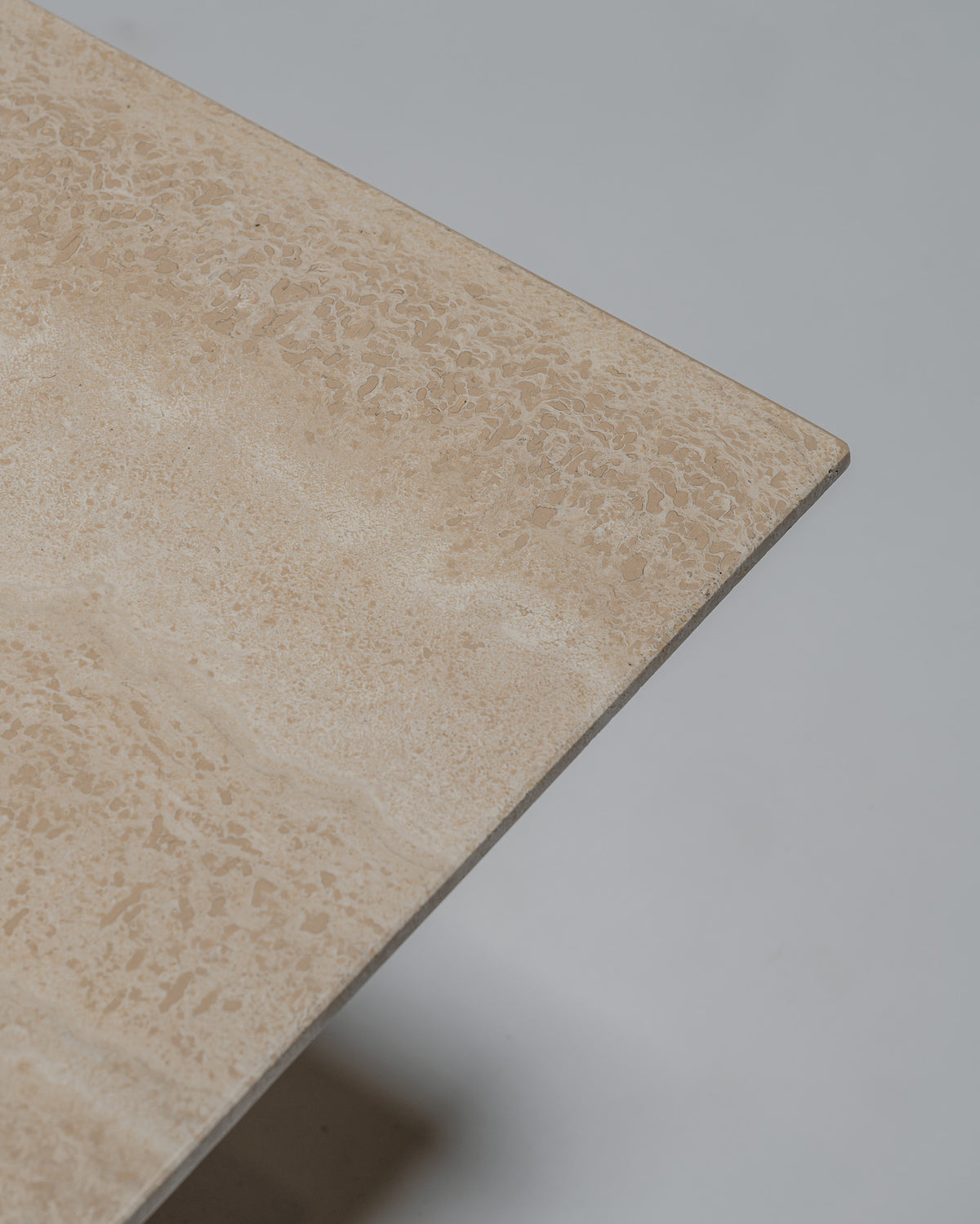 TABLE BASSE 'SUSHI' EN TRAVERTIN, GILLES DERAIN, 1980s