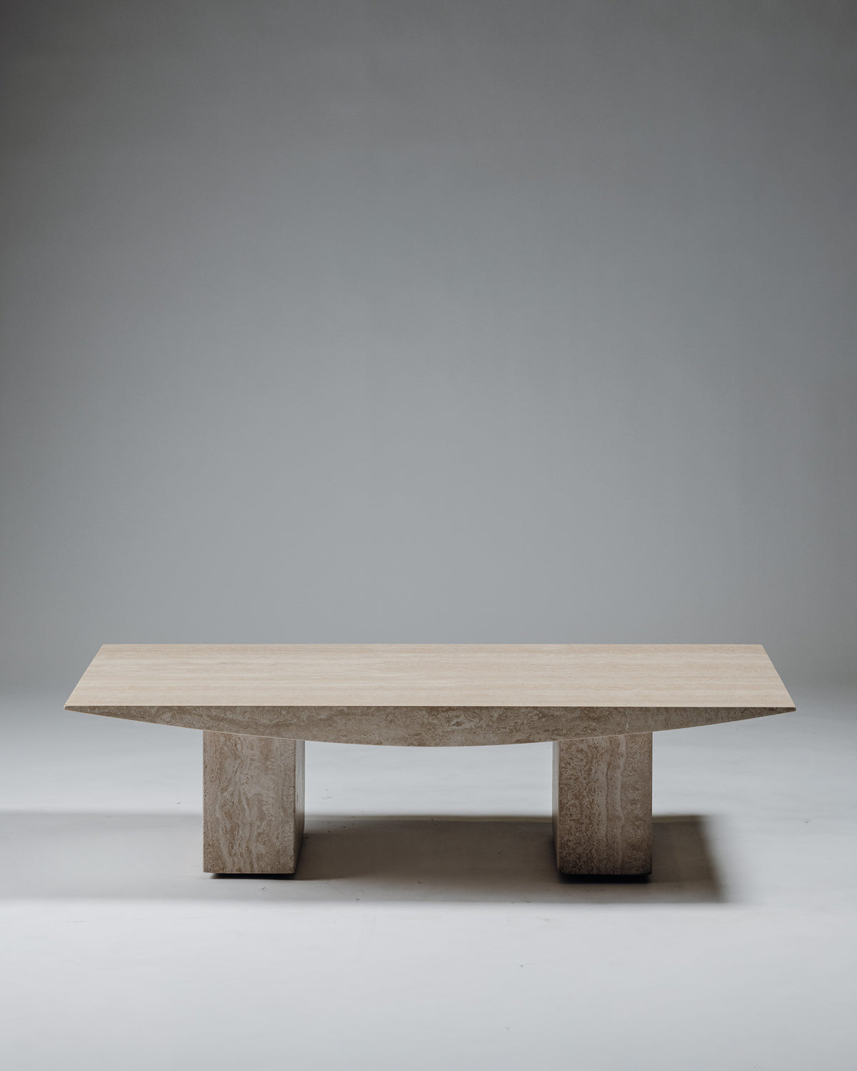 TABLE BASSE 'SUSHI' EN TRAVERTIN, GILLES DERAIN, 1980s