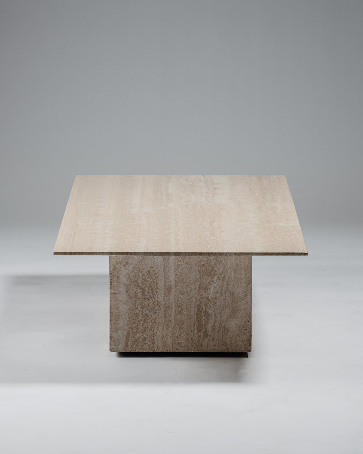 TABLE BASSE 'SUSHI' EN TRAVERTIN, GILLES DERAIN, 1980s