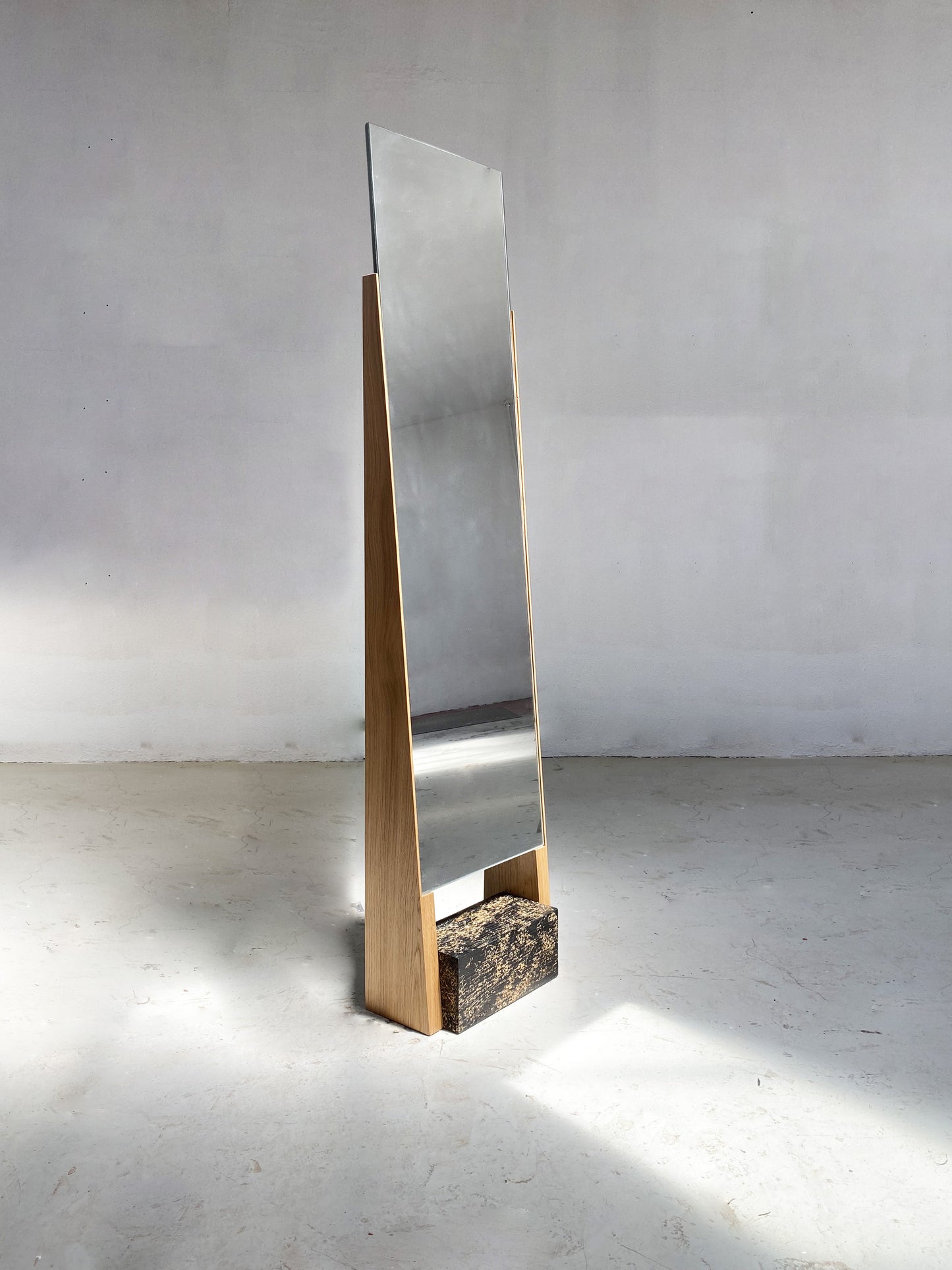 LOG MIRROR ON STAND "MB01"