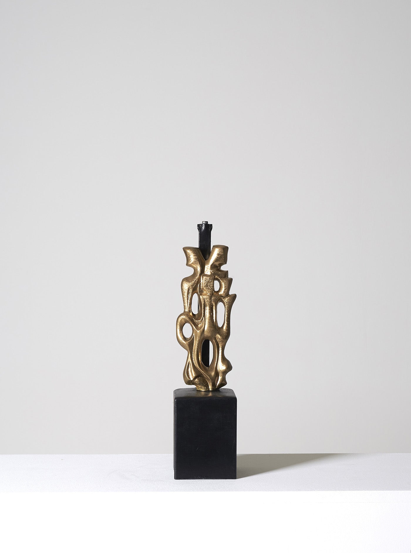 Lampe sculpture civilisation en bronze sur socle noir du designer Philippe Gabriel Papineau. Fabriquée et éditée à 30 exemplaires à Paris. Celle-ci est en est l'épreuve. Représentation de deux figures dos à dos. Rare dans cet état d'origine.