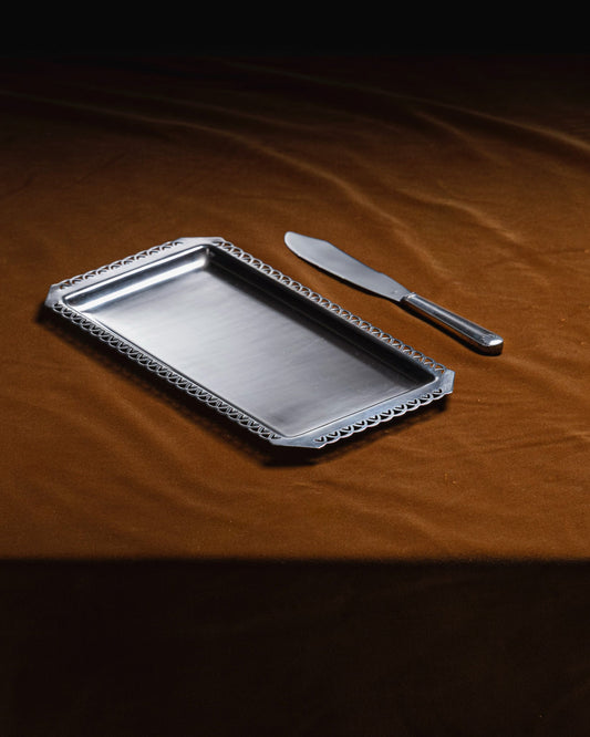 PLAT À GÂTEAU EN MÉTAL ET SON COUTEAU, 1950s