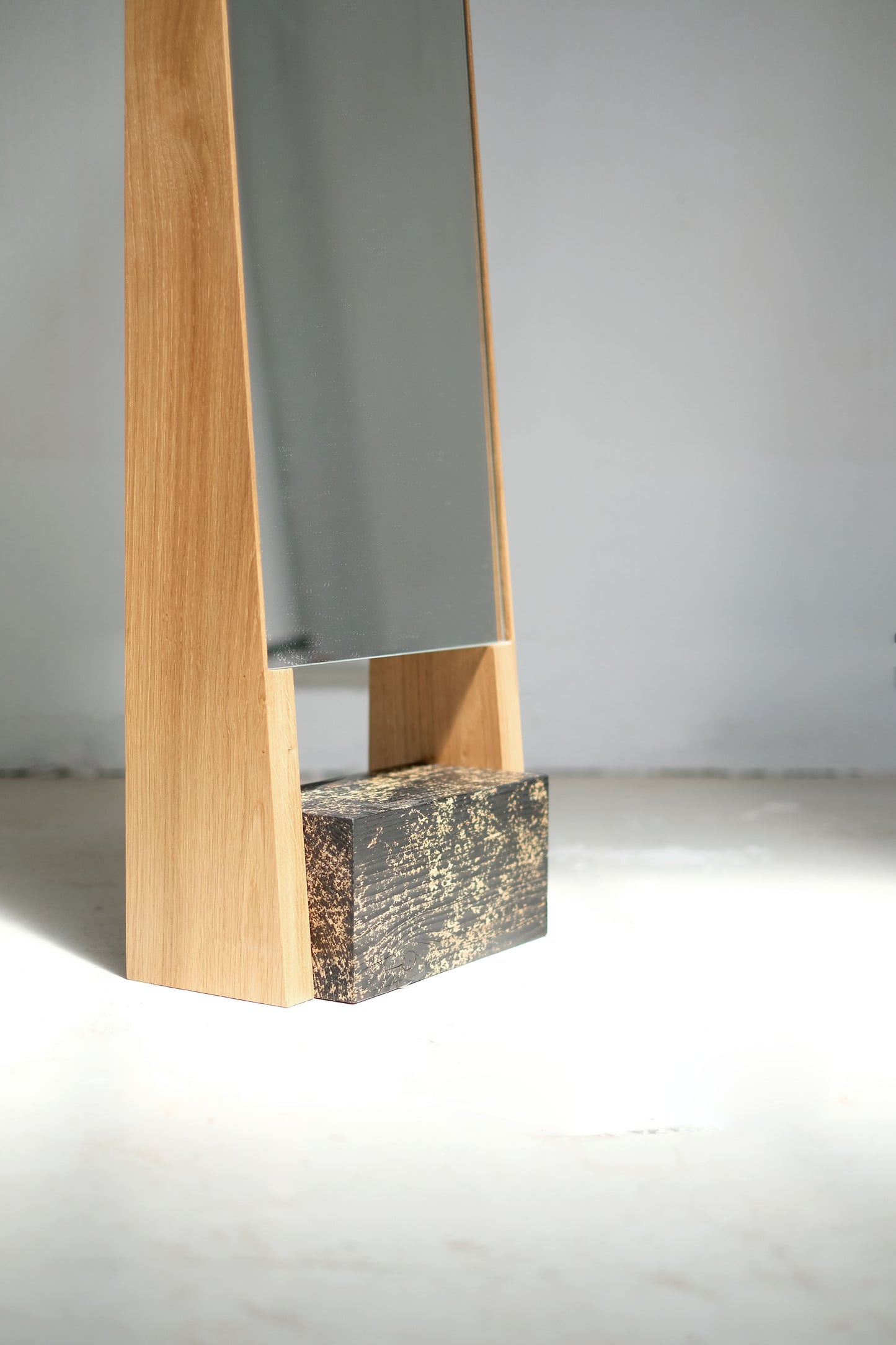 LOG MIRROR ON STAND "MB01"