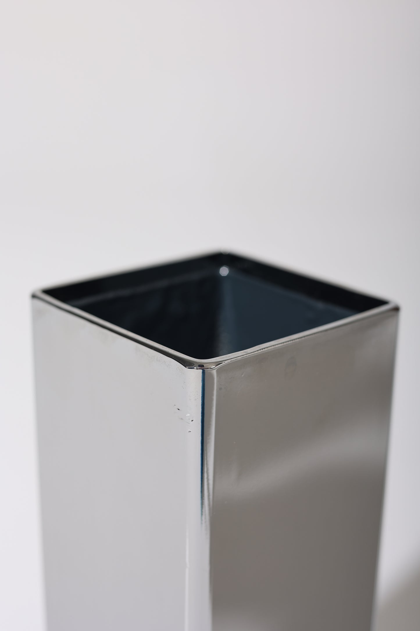 SMALL SQUARE VASE "PRESSURE" CHROME