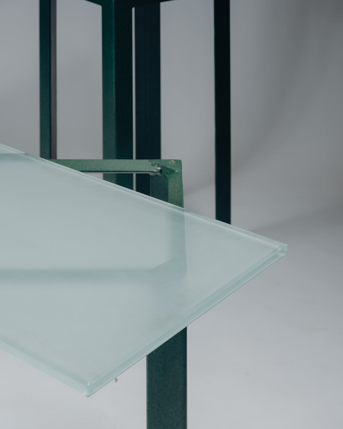 GUÉRIDON 'SYNTHÈSE' EN MÉTAL ET VERRE, CHRISTIAN DUC, 1980s