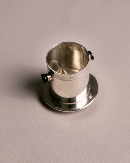 Filtre à café individuel en métal argenté. En deux éléments au décor simple. Se place sur une tasse de café et permet d'avoir la dose pour une personne. Très bon état.