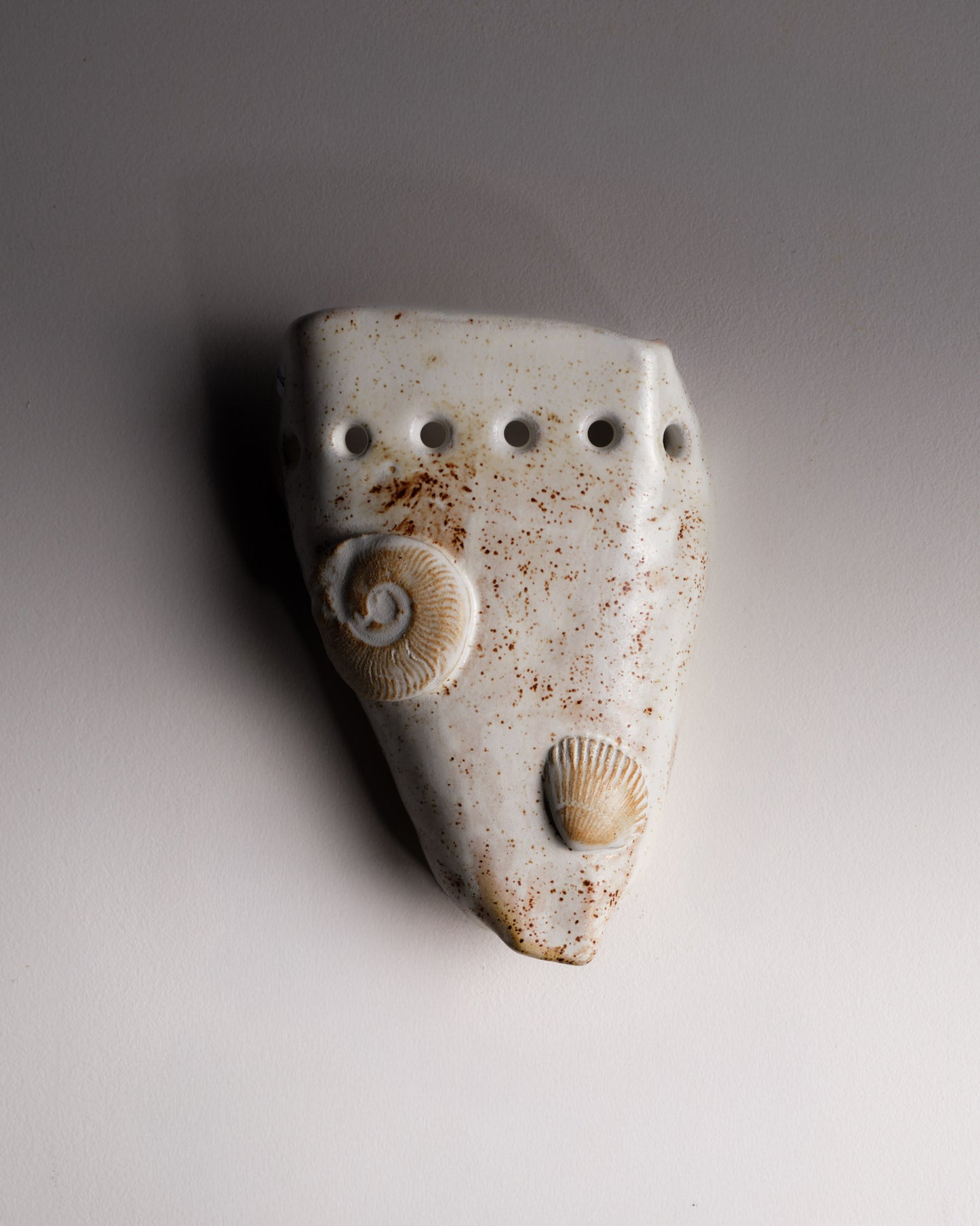 Applique murale en céramique émaillée réalisée par Bérénice Gentil, ornée de motifs inspirés du monde marin - coquillages, coraux et textures naturelles. Son relief organique et sa finition blanche brillante apportent une touche sculpturale et lumineuse à tout intérieur.
L'applique est livrée avec une ampoule et un câble d'alimentation fonctionnel, prête à être utilisée. Système d'accroche à prévoir.