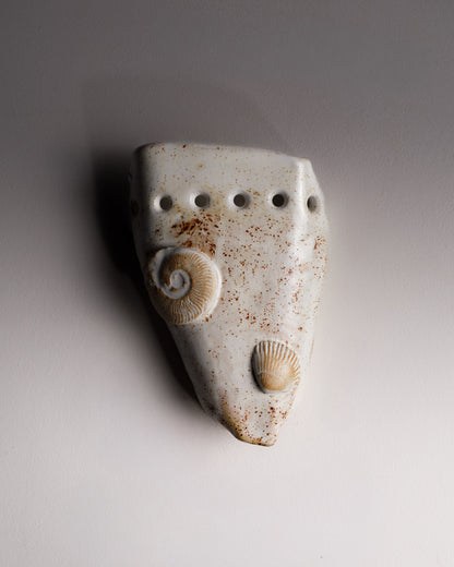 Applique murale en céramique émaillée réalisée par Bérénice Gentil, ornée de motifs inspirés du monde marin - coquillages, coraux et textures naturelles. Son relief organique et sa finition blanche brillante apportent une touche sculpturale et lumineuse à tout intérieur.
L'applique est livrée avec une ampoule et un câble d'alimentation fonctionnel, prête à être utilisée. Système d'accroche à prévoir.