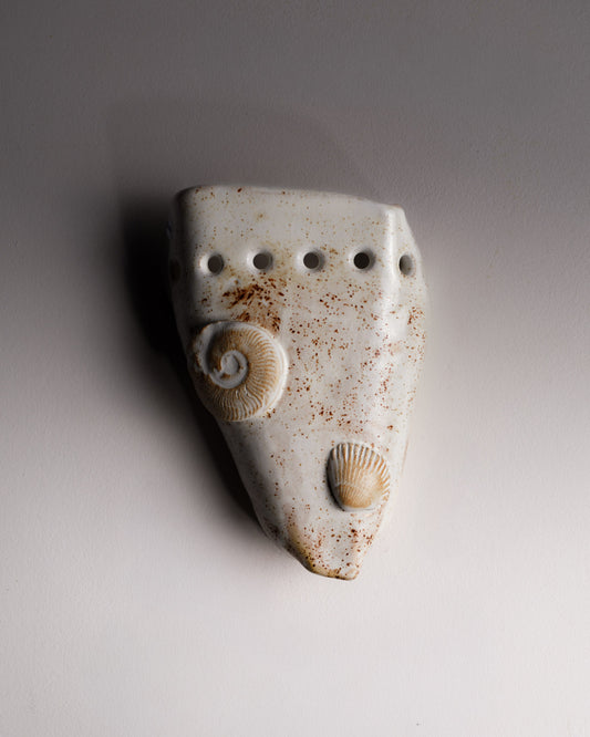 Applique murale en céramique émaillée réalisée par Bérénice Gentil, ornée de motifs inspirés du monde marin - coquillages, coraux et textures naturelles. Son relief organique et sa finition blanche brillante apportent une touche sculpturale et lumineuse à tout intérieur.
L'applique est livrée avec une ampoule et un câble d'alimentation fonctionnel, prête à être utilisée. Système d'accroche à prévoir.