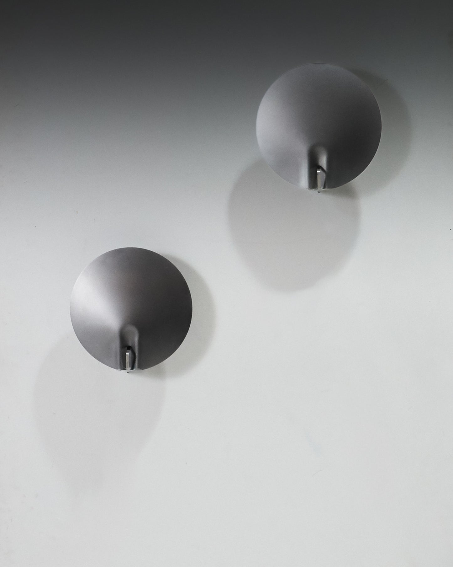 Applique murale ronde en acier inoxydable.
Modèle minimaliste composé d’un disque en inox diffusant un halo de lumière chaude.