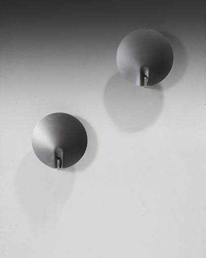 Applique murale ronde en acier inoxydable.
Modèle minimaliste composé d’un disque en inox diffusant un halo de lumière chaude.