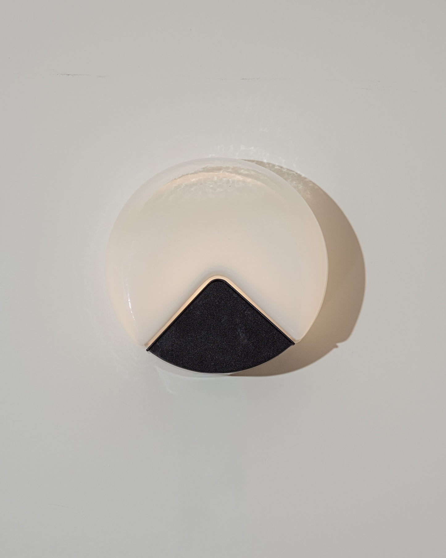 Applique murale Talia dessinée en 1982 par Roberto Pamio et Renato Toso pour l’éditeur italien Leucos. Structure en métal laqué blanc supportant un diffuseur en verre opalin soufflé de Murano, offrant une lumière douce et homogène.
Électrification d’origine, fonctionnelle, équipée d’une prise européenne. Très bon état général, légères traces d’usage conformes à l’âge.