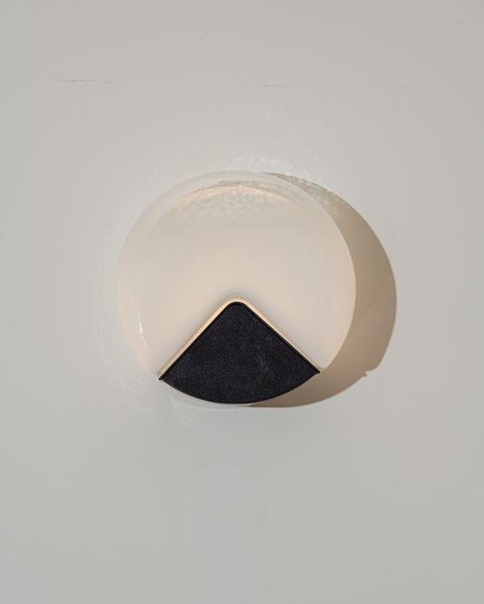 Applique murale Talia dessinée en 1982 par Roberto Pamio et Renato Toso pour l’éditeur italien Leucos. Structure en métal laqué blanc supportant un diffuseur en verre opalin soufflé de Murano, offrant une lumière douce et homogène.
Électrification d’origine, fonctionnelle, équipée d’une prise européenne. Très bon état général, légères traces d’usage conformes à l’âge.