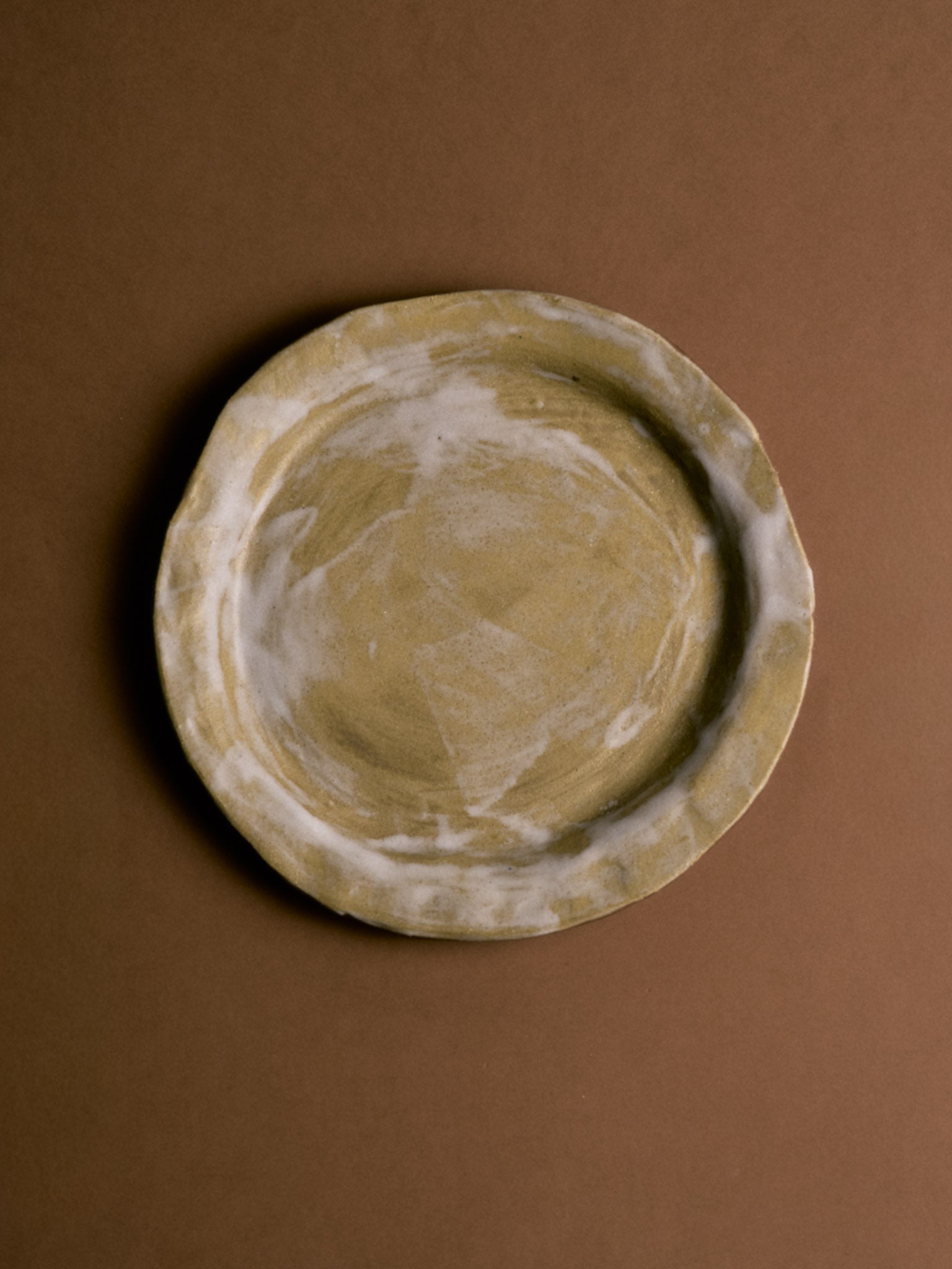 Assiette en grès émaillé réalisée par la céramiste contemporaine Nina Zamzem.